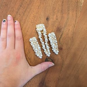 Pearl hair clips